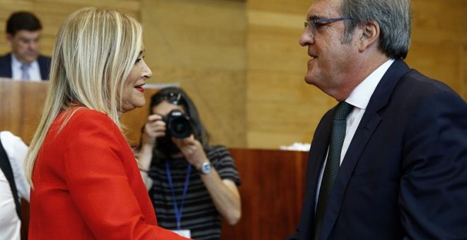 La presidenta de la Comunidad de Madrid, Cristina Cifuentes, conversa con el portavoz socialista, Ángel Gabilondo (d), en el Debate sobre el Estado de la Región. EFE/J.P. Gandul