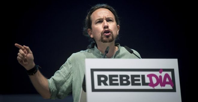 El secretario general de Podemos, Pablo Iglesias, durante su intervención hoy en un acto de partido en Alcorcón (Madrid), en la que ha hecho una llamada a su homólogo del PSOE, Pedro Sánchez, a no compartir la "hoja de ruta" del PP sobre la situación actu