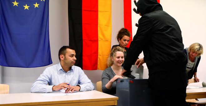 Un ciudadano alemán deposita su voto en las urnas en la jornada de elecciones federales.REUTERS/Axel Schmidt