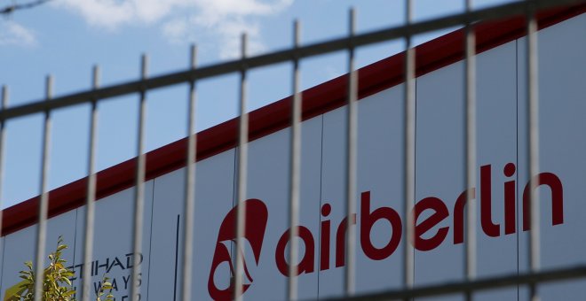 El logo de la aerolínea de bajo coste Air Berlin en un almacés en Berlín. REUTERS/Axel Schmidt