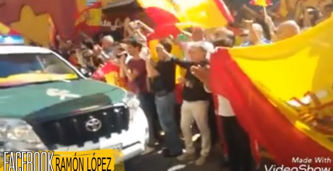 Despiden entre aplausos y "yo soy español" a la Gurdia Civil de Huelva que marcha a Catalunya de refuerzo para frenar el referéndum 1-O. / YouTube