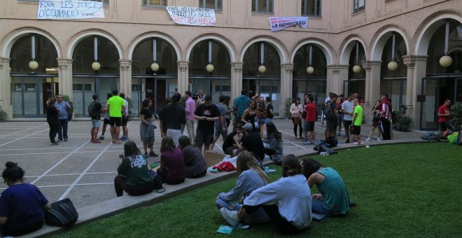 Estudiants universitaris han passat la nit al rectorat de la Universitat de Lleida en defensa del referèndum. MÒNICA MOMBIELA