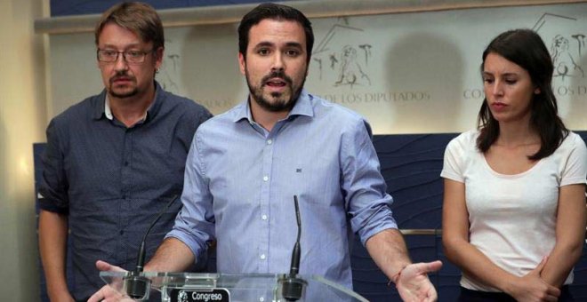 El líder de IU, Alberto Garzón, junto a los portavoces, de Unidos Podemos, Irene Montero (d), y de En Comú Podem, Xavier Domènech (i), durante la rueda de prensa que ha ofrecido hoy en el Congreso de los Diputados. | ZIPI (EFE)