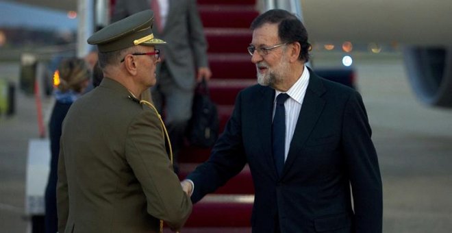 Imagen facilitada por Presidencia del Gobierno, de la llegada del jefe del Gobierno español Mariano Rajoy (d) a Washington, para entrevistarse mañana martes en la Casa Blanca con el presidente de Estados Unidos, Donald Trump. EFE / Diego Crespo.