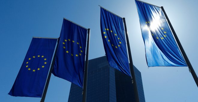 Banderas de la UE delante de la sede del BCE en Fráncfort. REUTERS/Ralph Orlowski