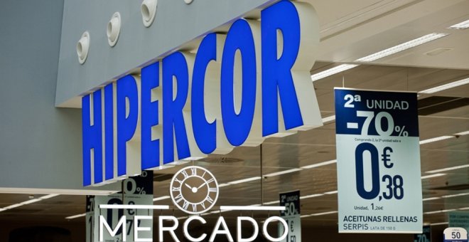 Entrada a una de las tiendas Hipercor.