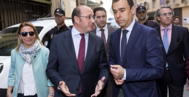 El expresidente de Murcia, Pedro Antonio Sánchez, y el coordinador general del PP, Fernando Martínez-Maillo, junto a otros cargos de la organización regional del partido, en una imagen de archivo. EFE