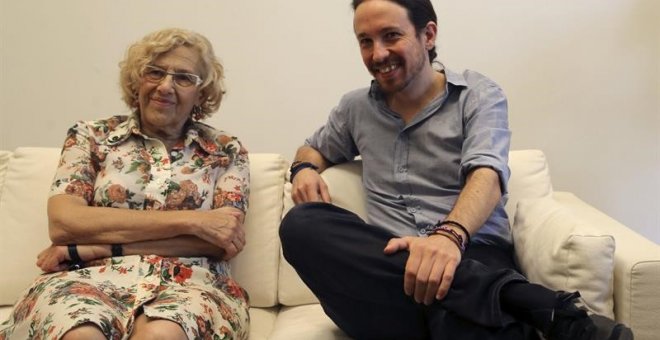 La alcaldesa de Madrid, Manuela Carmena, con el secretario general de Podemos, Pablo Iglesias. EFE