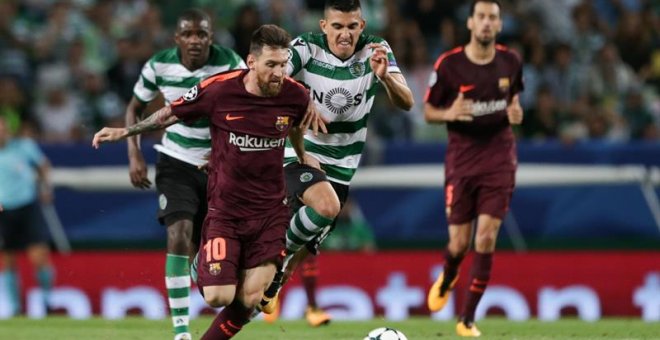 Rodrigo Battaglia (d), del Sporting, disputa un balón con el Lionel Messi. /EFE