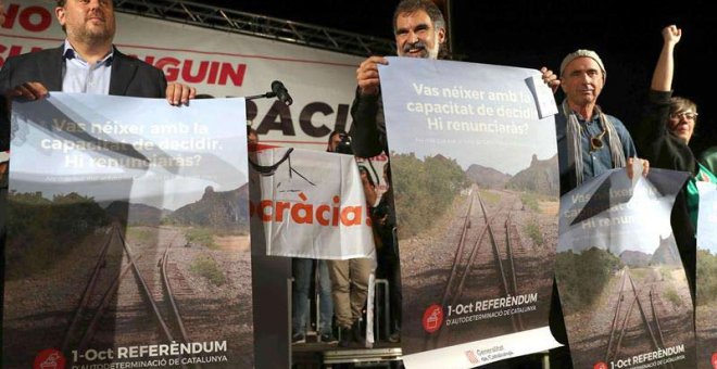 El vicepresidente del Govern, Oriol Junqueras (i) el diputado de JxSí Lluís Llach (2d), y el presidente de Òmnium, Jordi Cuixart (2i), al finalizar el acto unitario de Universitats per la República. | TONI ALBIR (EFE)