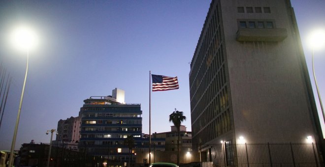 Un vehículo pasa junto al edificio de la Embajada de EEUU en La Habana. REUTERS/Alexandre Meneghini