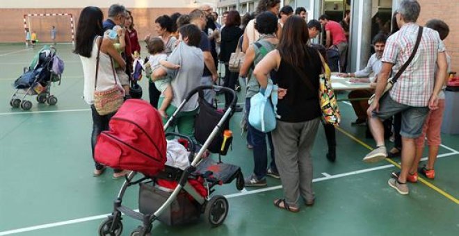 Reunión de padres de alumnos en la Escola Diputació de Barcelona, para organizar la "Festa de la tardor" (Fiesta del otoño), con el fin de evitar la entrada y precinto policial al ser un colegio electoral para el referéndum del 1-O. EFE/Toni Albir