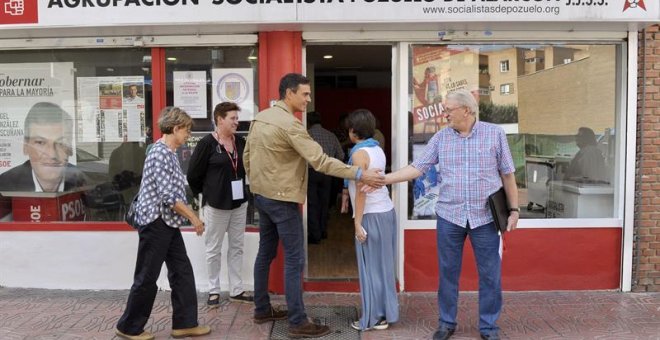 Fotografía facilitada por el PSOE de su secretario general, Pedro Sánchez (c), a su llegada a la agrupación de Pozuelo de Alarcón donde ha ejercido su derecho al voto para las primarias del PSOE-M, tras regresar de la apertura del VIII Congreso del PSE-EE