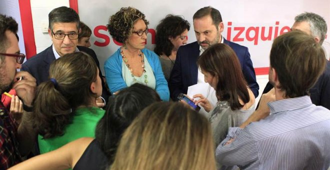 El secretario de Organización del PSOE, José Luis Ábalos (2d) y el secretario de Política Federal, Patxi López (i), durante una declaración sin preguntas ofrecida hoy en la sede socialista de Ferraz. | VÍCTOR LERENA (EFE)