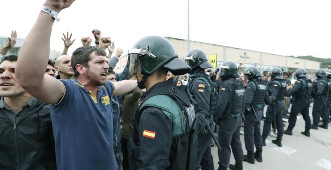 Incidentes en el exterior del Pabellón Deportivo municipal de Sant Julia de Ramis (Girona), en donde esta instalado un centro electoral en el que esta mañana tenía que votar el presidente de la Generalitat, Carles Puigdemont. EFE/Andreu Dalmau