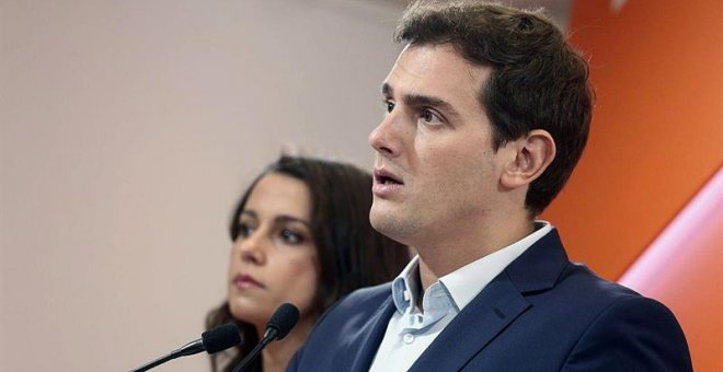 Fotografía facilitada por Ciudadanos de su presidente Albert Rivera durante la rueda de prensa ofrecida esta tarde en Barcelona para valorar la jornada del referéndum independentista ilegal del 1 de octubre en Cataluña. EFE