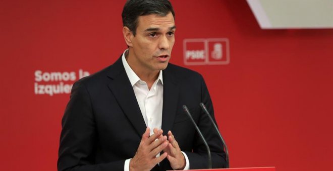 El secretario general del PSOE, Pedro Sánchez, durante la declaración en la sede de su partido, en Madrid, para valorar la jornada vivida en Cataluña a causa del referéndum ilegal. EFE/Zipi