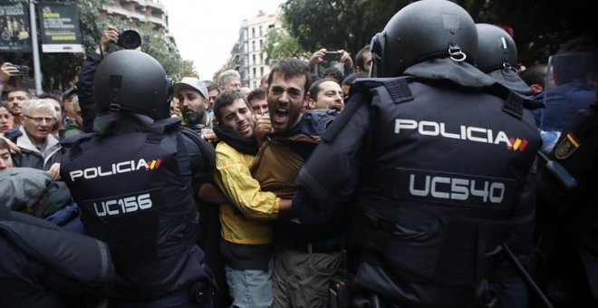 Intervención policial en el Institut Ramon Llull de Barcelona / EFE