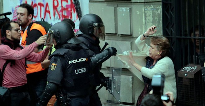 Cargas policiales en Barcelona este domingo. REUTERS/Enrique Calvo