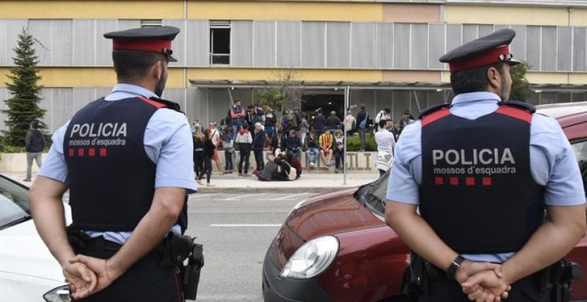 Mossos ante el colegio Gili Gayà de Lleida este domingo. EFE/Adrià Ropero