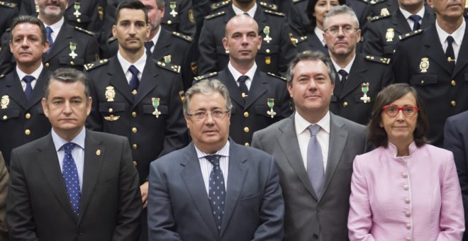 El Ministro del Interior, Juan Ignacio Zoido, con el delegado del Gobierno en Andalucía, Antonio Sanz, el alcalde de Sevilla, Juan Espadas, y la consejera de andaluza de Justicia e Interior, Rosa Aguilar, junto a otras autoridades y los condecorados en lo