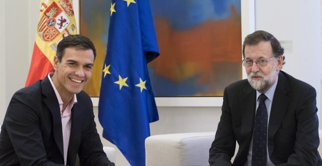 El presidente del Gobierno, Mariano Rajoy, recibe al líder del PSOE, Pedro Sánchez, esta tarde en el Palacio de la Moncloa para analizar la situación tras la jornada de ayer en Catalunya - EFE/Luca Piergiovanni