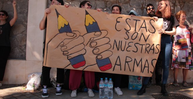 Varios de los dibujantes e ilustradores españoles concentrados frente a la Embajada de Guinea Ecuatorial para protestar contra el encarcelamiento de Ramón Esono. F.G.