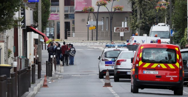 Policía y bomberos de París durante una operación antiterrorista. / Reuters