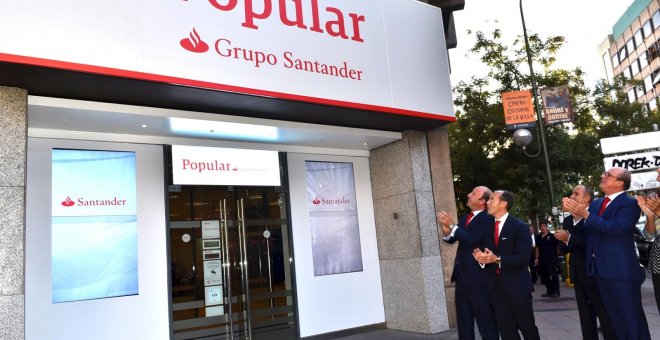 El consejero delegado de Santander España y de Popular, Rami Aboukhair, durante la colocación de los nuevos rótulos del Banco Popular con el añadido de la marca de la entidad de Ana P. Botín. E.P.