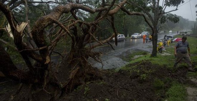 Una carretera de Masaya (Nicaragua) tras el paso de la tormenta Nate - EFE/Jorge Torres