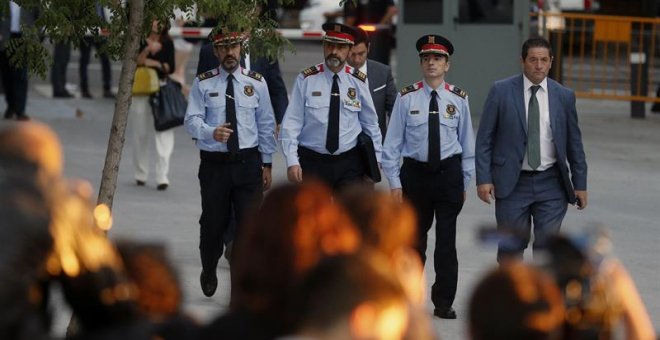 El jefe de los Mossos d'Esquadra, Josep Lluis Trapero (c), a su llegada a la Audiencia Nacional para declarar ante la juez Carmen Lamela, como investigado por sedición. EFE/Juan Carlos Hidalgo