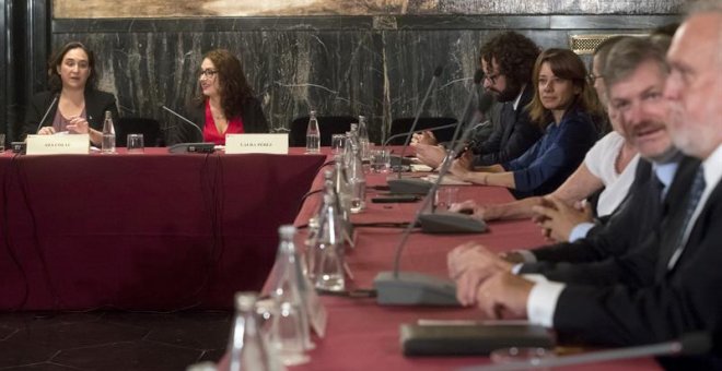 La alcaldesa de Barcelona, Ada Colau, durante la reunión que ha mantenido con los cónsules de los países de la Unión Europea,a los que ha convocado para "reflexionar" sobre los hechos ocurridos el 1-O en Cataluña y "los posibles escenarios que se abren a