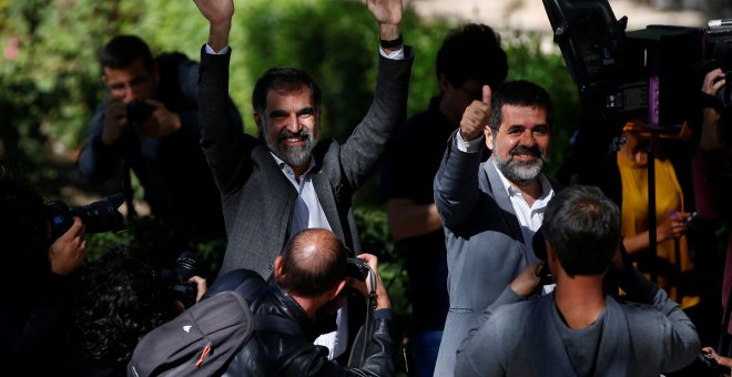 Los presidentes de Òmnium Cultural y de la ANC, Jordi Cuixart y Jordi Sánchez, a la salida de la Audiencia Nacional. REUTERS/Javier Barbancho