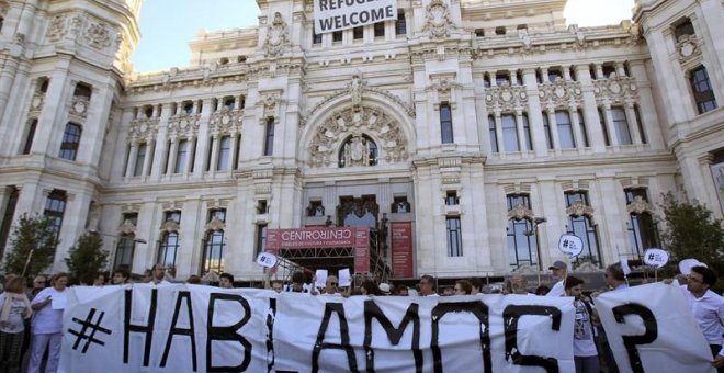 Vista de los participantes en la manifestación convocada por la plataforma 'Hablamos?' en la Plaza de La Cibeles de Madrid para decir que España es un país mejor que sus gobernantes y hacer un llamamiento al diálogo y el entendimiento como bases para cons