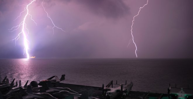 Caída de rayos en el estrecho de Malaca,  en una imagen tomada desde un portaaviones./ U.S. NAVY