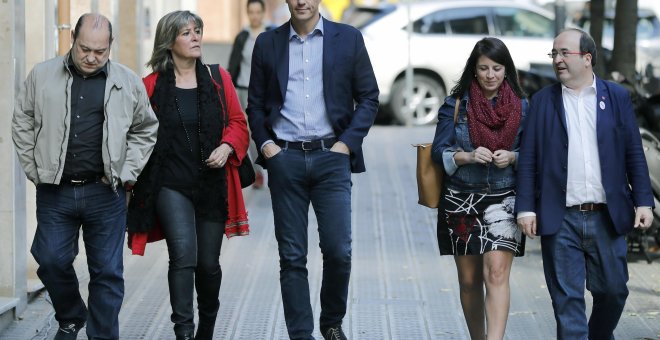 El secretario general del PSOE, Pedro Sánchez (c), y el primer secretario del PSC, Miquel Iceta (d), acompañados por la vicesecretaria general del PSOE, Adriana Lastra (d), la alcaldesa de L'Hospitalet y adjunta a la primera secretaría del PSC, Nuria Marí