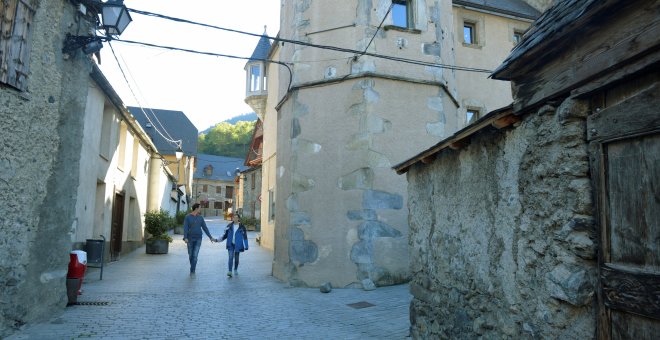 Una pareja pasea por las calles de Viella, en el Valle de Arán. REUTERS/Vincent West