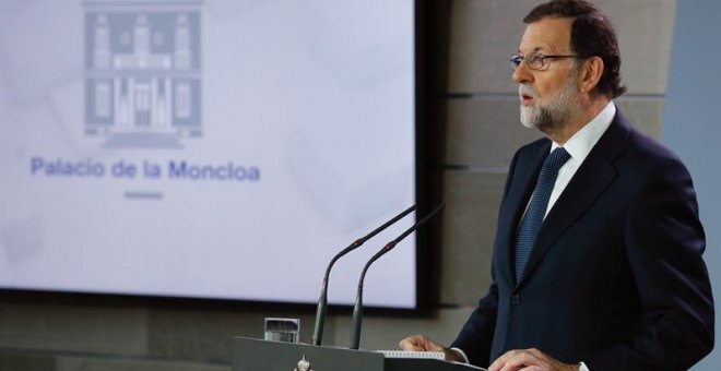 El presidente del Gobierno, Mariano Rajoy, durante su comparecencia ante los medios tras la reunión extraordinaria del Consejo de Ministros, celebrado hoy en el Palacio de La Moncloa que ha estudiado las medidas que sean necesarias tras la comparecencia d