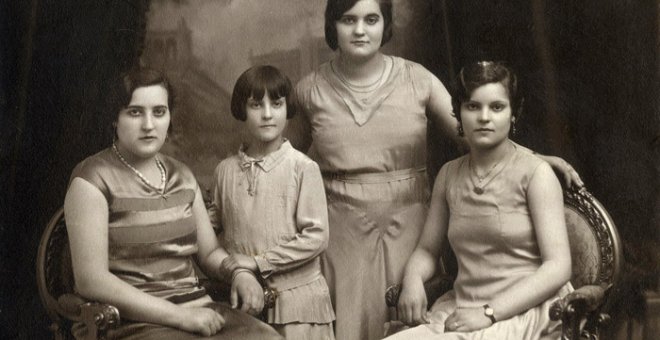 Pilar Duaygües junto a sus hermanas. Imágenes del archivo personal de la familia Duaygües incluidas en el libro 'Querido diario: hoy ha empezado la guerra'.