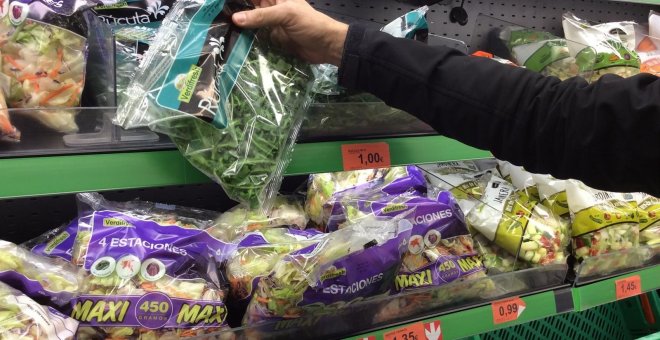 Bolsas de verduras en un supermercado. E.P.