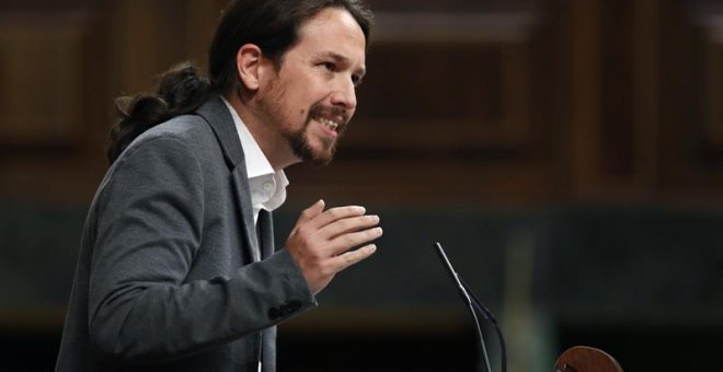 El líder de Podemos, Pablo Iglesias, durante su intervención en el pleno del Congreso en el que el presidente del Gobierno, Mariano Rajoy, comparece para dar cuenta de la situación en Catalunya. EFE/Javier Lizón