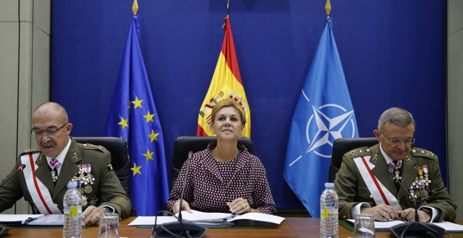 La ministra de Defensa, María Dolores de Cospedal, flanqueada por el jefe del Estado Mayor de la Defensa (Jemad), el general Fernando Alejandre Martínez, y el Comandante del Mando de Operaciones, el teniente general Fernando López del Pozo, durante la vid