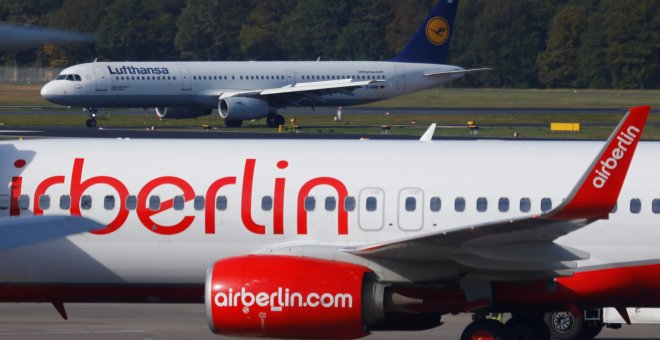 Un avión de Lufthansa cerca de otro aparato de Air Berlin en el aeropuerto berlinés de Tegel. REUTERS/Hannibal Hanschke