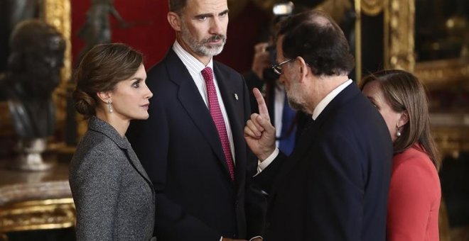 Rajoy charla con el rey durante la tradicional recepción real tras el desfile militar de la Fiesta Nacional.- EFE