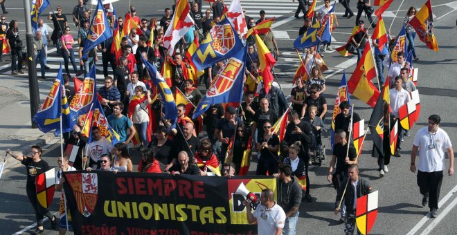 Colectivos de ultraderecha se dirigen a la plaza de Sant Jordi de Barcelona, durante una manifestación en defensa de la unidad nacional. EFE/Toni Albir