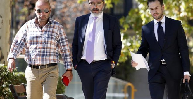 El alcalde de Brunete, Borja Gutiérrez (c), a su llegada a la Audiencia Nacional para prestar declaración ante el juez el pasado martes. /EFE