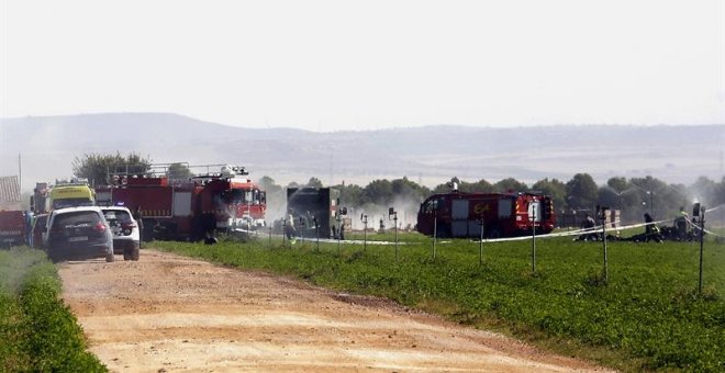 Bomberos, Policía Nacional y personal sanitario trabajan en la zona en la que se estrelló el avión Eurofigther que volvía a Albacete tras participar en los actos con motivo del Día de la Fiesta Nacional. EFE/Manu