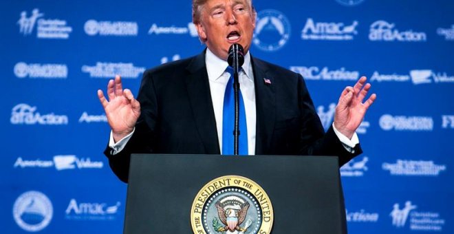 El presidente de EEUU, Donald Trump, ofrece unas declaraciones a su llegada al encuentro Values Voters (Votantes con Valores) en Washington DC. EFE/Michael Reynolds