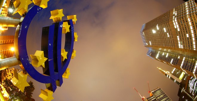 El logo del euro, frente a la sede del BCE en Fráncfort. REUTERS/Kai Pfaffenbach