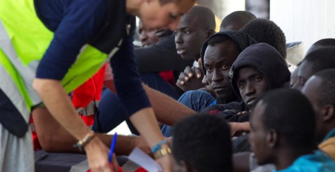 Algunos de los 53 inmigrantes adultos de origen subsahariano que fueron rescatados este viernes, cuando viajaban en una patera a 40 millas al sur del cabo Sacratif en el mar de Alborán, y que han sido trasladados al puerto de Málaga. EFE/Daniel Pérez